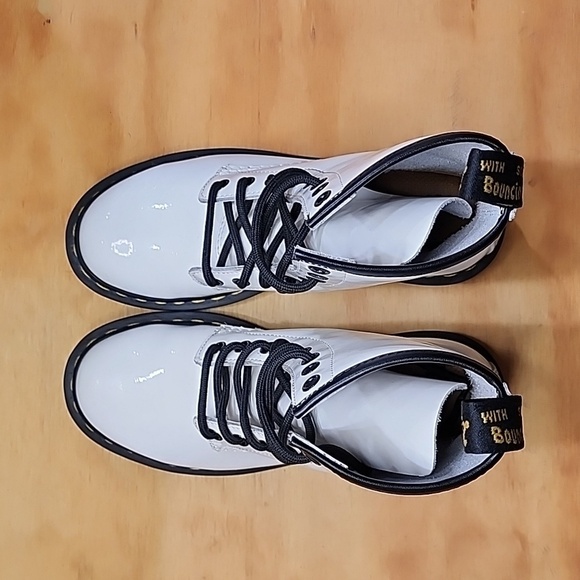 Dr. Martens 1460 Patent Leather Lace Up Boots | Size: 7 Womens | White - Picture 5 of 7
